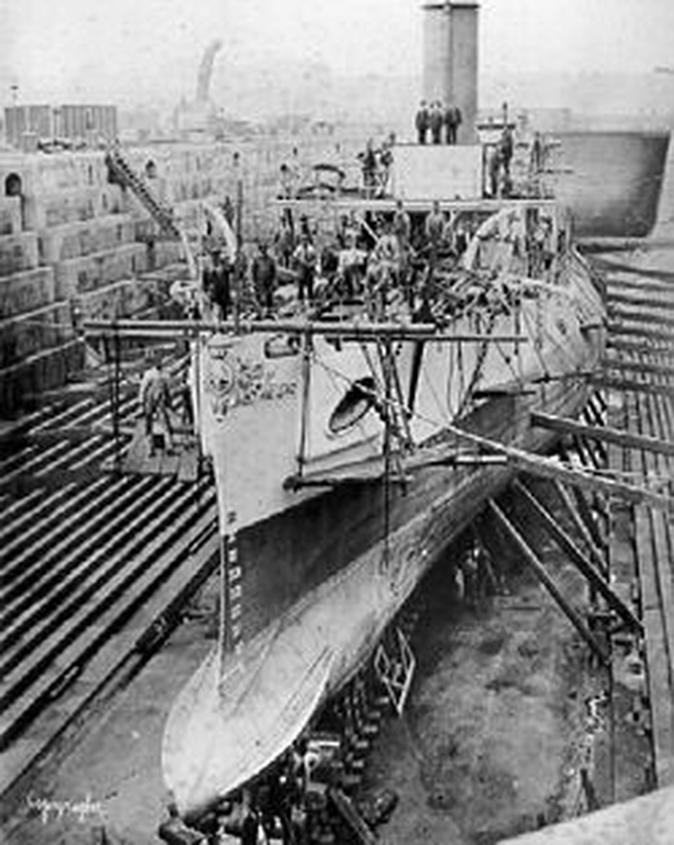 Naval life and practices in the movie closely reflect recorded historical conditions. Medical treatments shown are mostly accurate, except for an unusual scene where the doctor performs self-surgery, which remains dramatic but implausible. The depiction of command training, shipboard hierarchy, and sailing techniques aligns well with those used by the British Navy during this era. This distinguishes the film from many others that overlook such detail.
