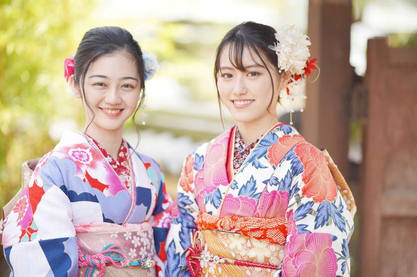 So, why is foot binding absent from Japan—especially when China and Japan share so much cultural exchange? And how did Japanese footwear evolve to emphasize a very different aesthetic? Let’s dive in.
