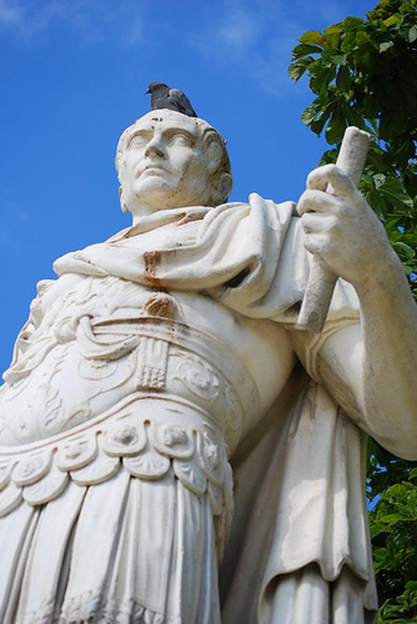 Despite financial and political obstacles, Caesar climbed the ranks quickly. In 63 BCE, he secured the offices of praetor and pontifex maximus. His rise involved bribery and risk-taking, such as fleeing Rome to avoid creditors while taking provincial command in Spain. This illustrates Caesar’s determination and strategic mindset early on, critical traits in his path to renown.