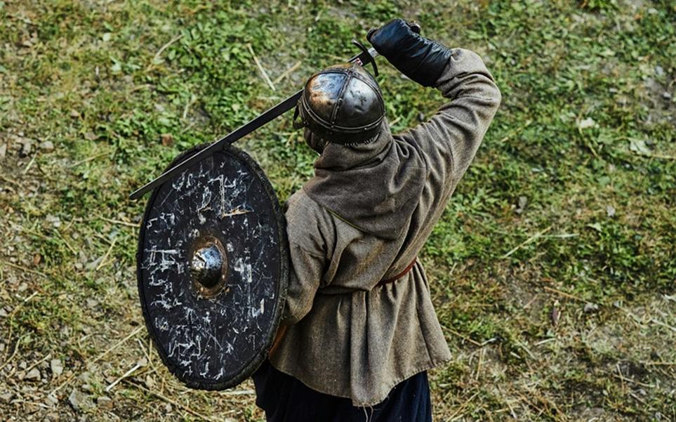 When you imagine medieval Irish warriors or knights, you might picture shining armor and grand helmets. But the reality is much more colorful and practical. Irish warriors had a unique style shaped by their environment, resources, and tactics. Their appearance depended heavily on their role in battle—nobles, mercenaries, or peasants.