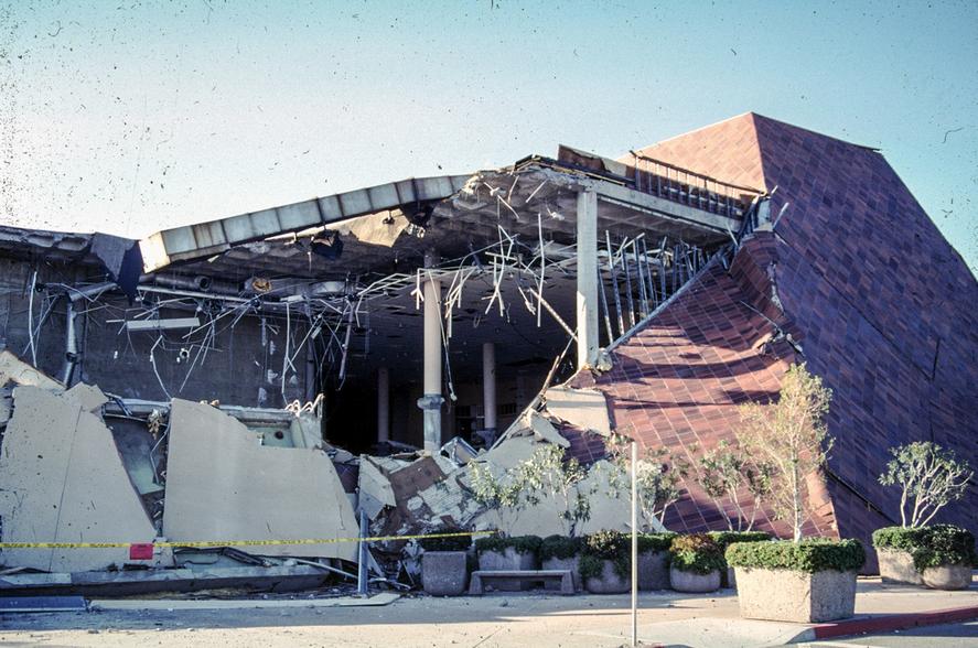 Did People Actually Call 911 or an Observatory After Seeing the Milky Way During the Northridge Earthquake Power Outage?