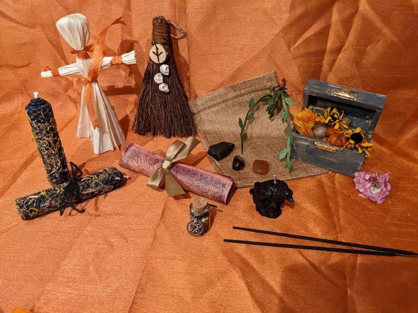 In the United States, Halloween’s popularity surged in the 20th century. Immigrants from Ireland and Scotland helped transmit folklore and customs. The holiday introduced new components like commercial decoration, jack-o’-lanterns (from carved pumpkins, replacing original vegetables), and widespread trick-or-treating. These innovations shaped the modern image of Halloween.