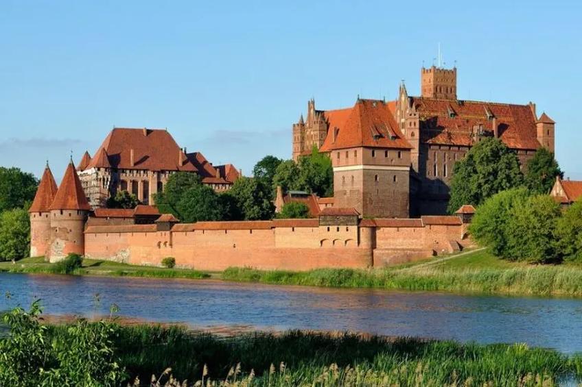 Permanent habitation distinguishes castles from many other defensive sites. A castle hosts a permanent garrison or household, serving both defensive and administrative functions. While other forts or walled towns also have residents, castles are unique due to the central keep's presence. Walled towns protect multiple buildings but lack this key architectural feature that underpins the castle’s defense-in-depth strategy.