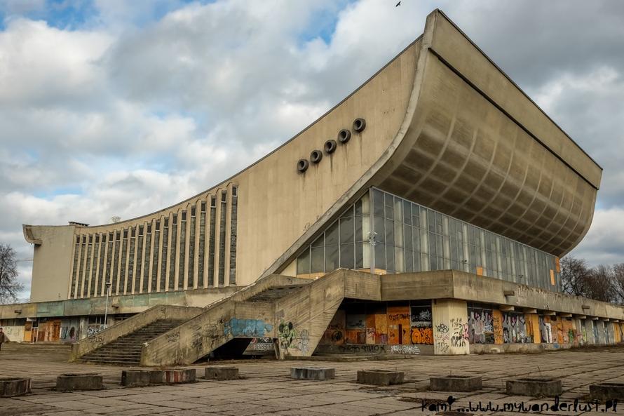 The development of Soviet Brutalism is closely tied to industrial architecture and international collaboration. In the 1930s, the Soviet government worked with American architect Albert Kahn's firm. Kahn pioneered reinforced concrete techniques in Detroit's industrial centers around 1895. His methods replaced wood framing with steel-reinforced concrete, improving fire resistance and allowing flexible interior layouts.