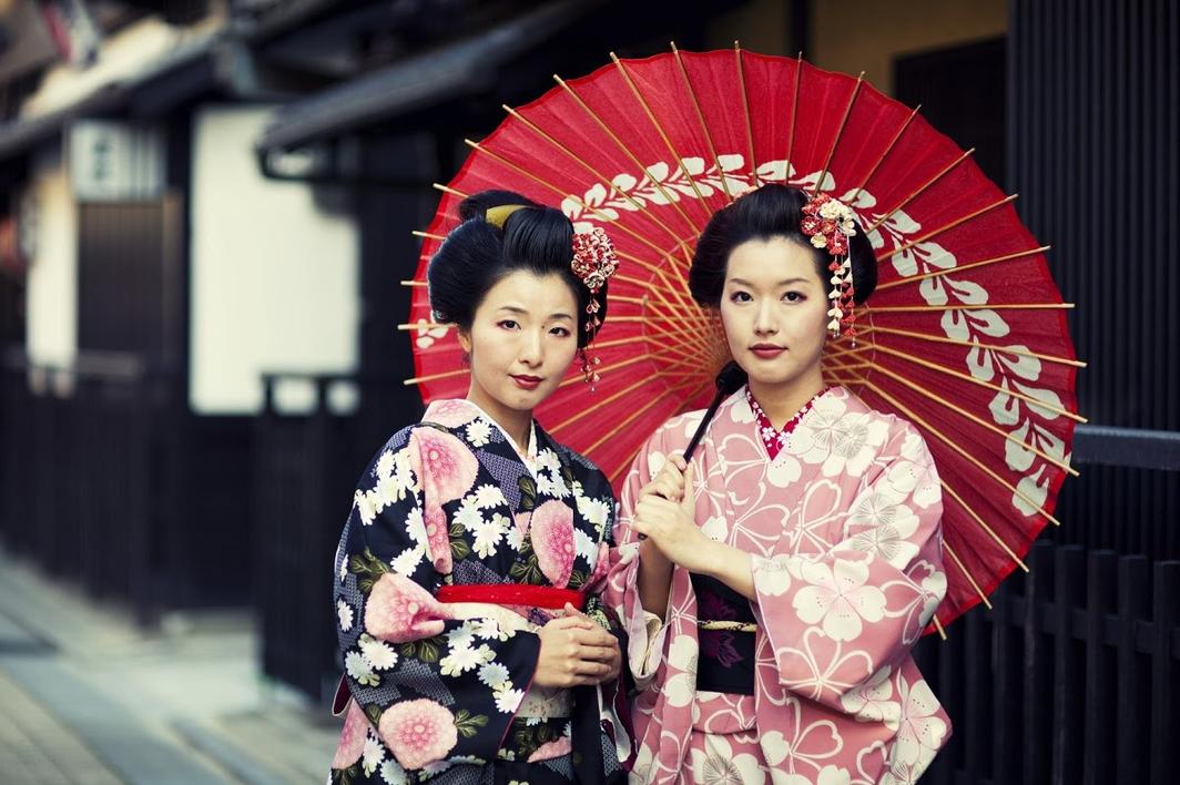 Japan borrowed heavily from Chinese culture during the Tang Dynasty (618–907 AD). This period saw an influx of Chinese court culture, art, and fashion styles into Japan. But—and here’s the kicker—the notorious foot binding emerged much later in Chinese history, around the Song Dynasty (960–1279 AD). By then, Japan was already looking inward, cultivating its own fashions with limited external influence.
