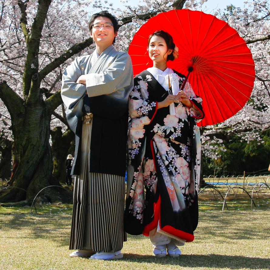 This contrasts sharply with foot binding’s goal of making feet appear tiny and narrow. British traveler Isabella Bird commented negatively ontabi, saying they made feet look awkwardly large. Yet, this style remained central to Japanese dress.