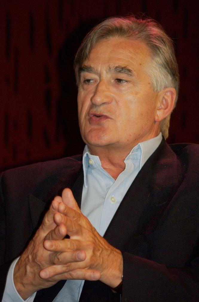 First off, Antony Beevor isn’t just a random author with a flair for storytelling. He’s a former army officer and a trained military historian. This background sweetens his work with firsthand military insight alongside rigorous academic research. That combo is like peanut butter meets jelly for military history enthusiasts—I mean, a historian who actually knows what being in uniform feels like!