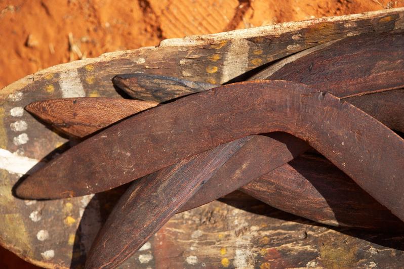 The boomerang proves to be an effective weapon in terms of kinetic energy, impact force, range, and lethality. Skilled throwers deliver blows with over 100 joules of kinetic energy, comparable to strikes from heavy clubs, enough to cause casualties. Its narrow edge increases damage compared to blunt tools, while rotational energy adds to its harm.