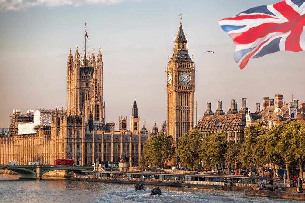 England’s national animal is the lion because of its longstanding connection to English royalty and symbolism, dating all the way back to the medieval era—especially to Richard the Lionheart and the Plantagenet dynasty.But why this fierce feline, when lions don’t roam England’s hills and dales? Let’s unpack the story.