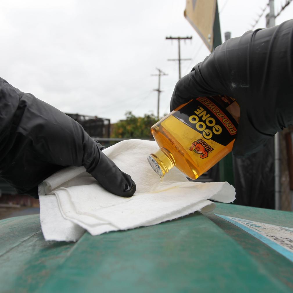 Tarred and feathered individuals removed the tar and feathers through a painful, laborious process involving solvents, abrasives, and assistance, often causing skin damage and lasting effects.