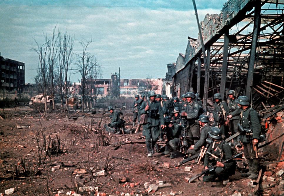 However, the battle’s strategic importance must be weighed alongside other significant wartime events. Stalingrad was not the primary goal of Operation Blau, nor was it the war’s definitive turning point. The belief that Stalingrad marked the moment Germany lost the war oversimplifies a complex conflict. The Wehrmacht had already faced setbacks by 1941. The decisive battle often considered more critical was the Battle of Kursk, which took place six months later and decisively halted German offensive capabilities on the Eastern Front. Still, in 1942, the German advance was about survival in the east. Army Group South aimed to eliminate the Red Army in the south to stabilize the front and secure resources. A decisive victory at Stalingrad might have delayed the Soviet advance and salvaged the German military situation.