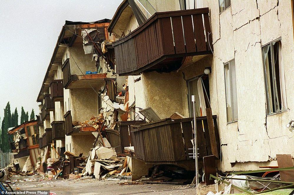 People did not call 911 after the Northridge Earthquake due to seeing the Milky Way; rather, many called observatories to ask about the unusual night sky revealed by the power outage.The story that Los Angeles residents, stunned by darkness from the blackout, dialed emergency services mistaking the Milky Way for a threat has been widely exaggerated. Credible evidence points to calls being directed solely to astronomical observatories and not to 911 dispatch centers.
