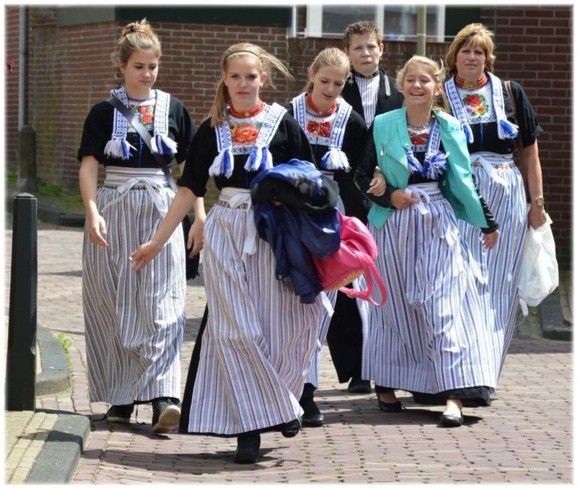As social attitudes loosened in northern parts, the custom moved there too. Some observers attribute its spread to the influence of the Catholic representatives in the Van Agt government of the late 1970s. Others believe young people, such as high school students at Amsterdam’s Barlaeus College, helped popularize the three-kiss greeting.