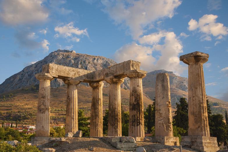 The Ancient Greeks called each other by theirgiven name, like “Kyniska,” and added their father’s name to identify specifically who they were. For example, “Kyniska Archidamou” means “Kyniska, daughter of Archidamos.”