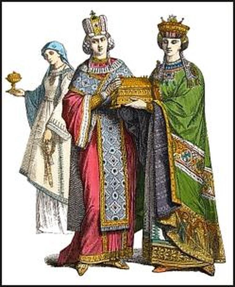 Outside the capital, things got even more relaxed in terms of clothing. The satirist Juvenal mocked those who stuck to the toga, pointing out that many Italians only donned it after death — that’s right, a toga for the afterlife, not daily life.