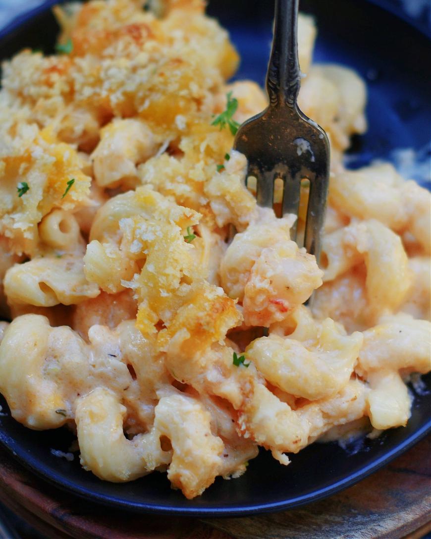 In the song "Yankee Doodle," the word "macaroni" refers to an extravagant style of fashion and manners adopted by a clique of young British men who had traveled abroad, especially to Italy, and returned home flaunting their exotic tastes.But what exactly does that mean? And why was the word used in a seemingly silly children’s tune? Let’s unravel the fascinating, sometimes snarky, history behind "macaroni."