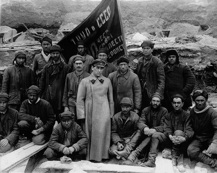 Alexander Solzhenitsyn and Anne Applebaum offer different perspectives on the Gulag system, with varying degrees of reliability. Solzhenitsyn, a literary figure and former prisoner, provides powerful personal testimony but lacks historical rigor and exaggerates figures. Applebaum, a journalist, offers a well-researched, archival-based history accepted by scholars, albeit with some ideological bias.