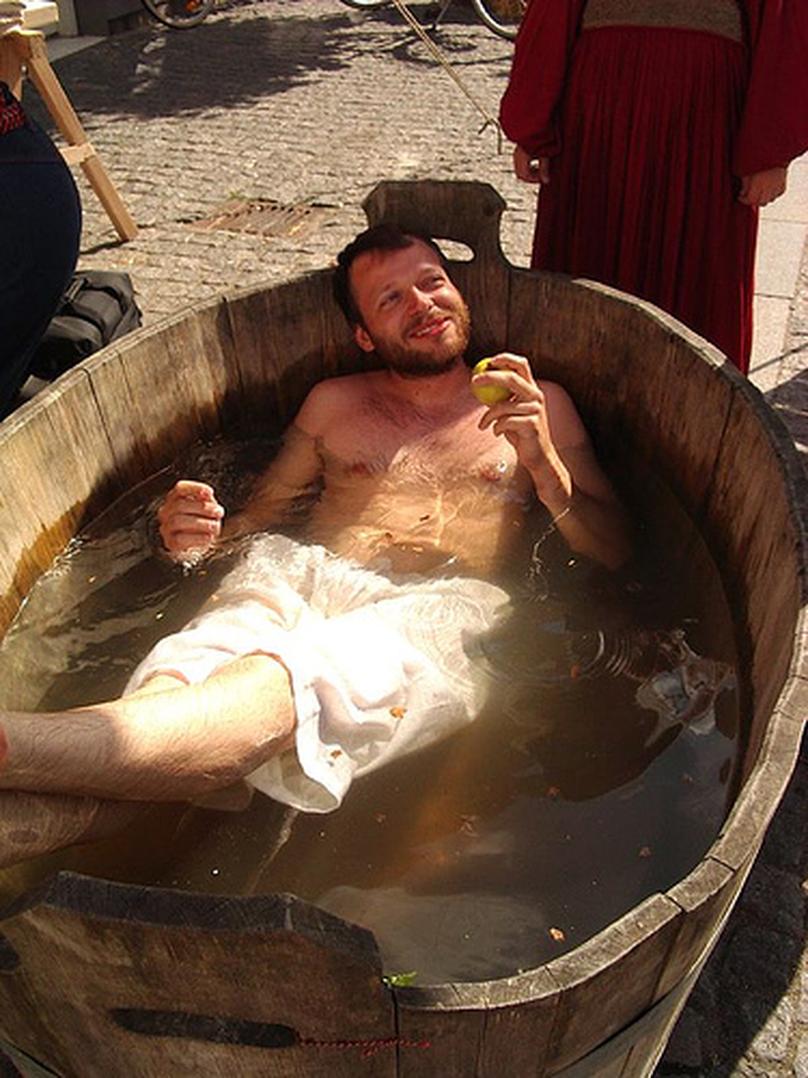 Archaeological discoveries support the importance placed on hygiene, especially among those who could afford tools for personal grooming. Common grave goods include nail clippers, combs, and ear spoons used for removing wax, indicating efforts to maintain cleanliness and appearance.