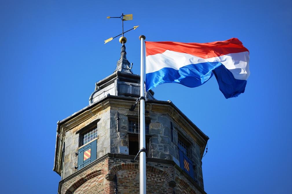 The Dutch tradition of kissing three times on the cheek does not have a clear historical origin but has become a social norm mainly after 1980.Earlier, people in the Netherlands typically kissed once or twice, or just shook hands. The custom of three kisses has mainly grown in the northern regions over recent decades.