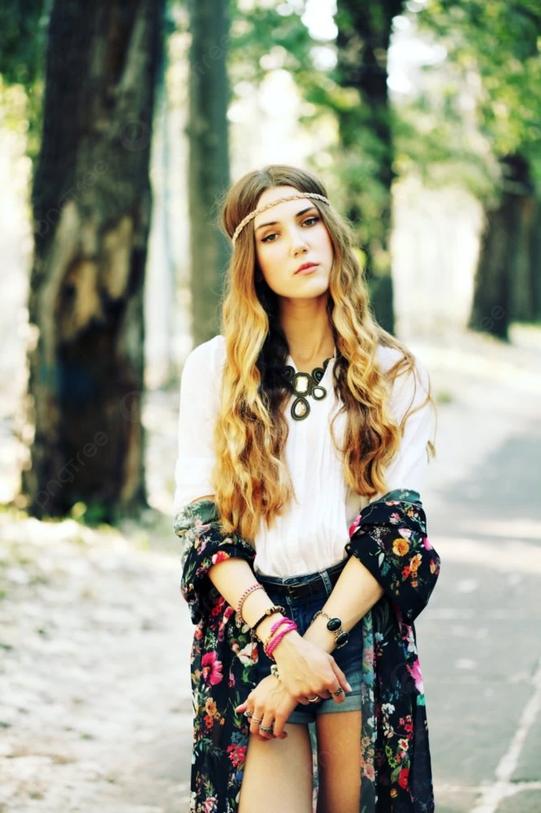 The origins of the hippy aesthetic lie in a blend of historical counterculture, rejection of societal norms, nature inspiration, psychedelic art, ancient textile techniques, and opposition to the Vietnam War.This aesthetic emerges from a desire to break away from mainstream culture. It embraces natural materials, bright colors, and symbolic motifs that reflect peace and individuality.