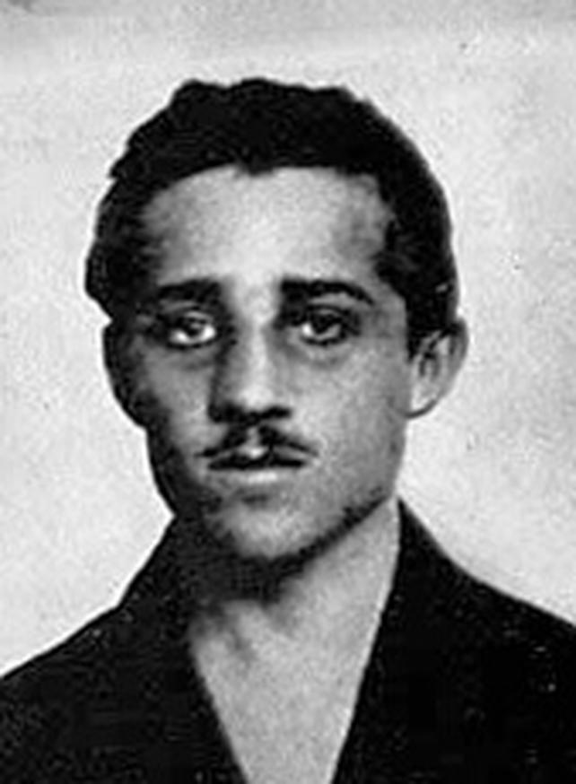 This sandwich story likely gained traction because people have a natural desire to find causation in major historical events. The assassination of Archduke Franz Ferdinand was a pivotal moment leading to World War I, a monumental event that seems to demand explanation beyond mere chance. Historians note that narratives often become embellished with simple explanations or causal details to make them more relatable and understandable.