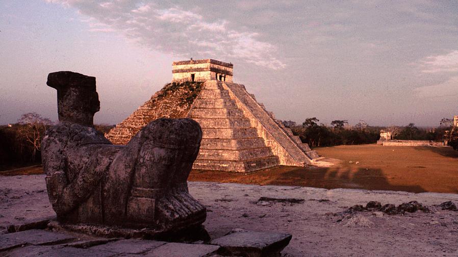 About 1500 years ago, the Maya primarily used chert and obsidian to make their hand tools and weapons.These two materials provided strength, sharpness, and versatility essential for various tasks and combat.
