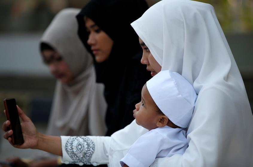 How did Indonesia and Malaysia become majority-Muslim when they were once dominated by Hindu and Buddhist kingdoms?