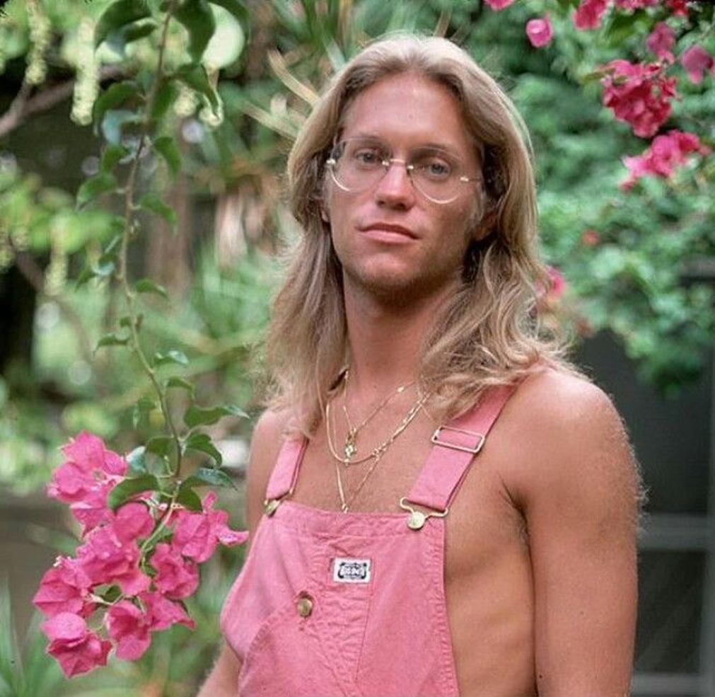 Men did not universally have long hair throughout history; styles vary greatly by time, place, and social status.In some eras, such as Renaissance Europe during and after the reign of Louis XIII, long hair symbolized upper-class status and refinement. However, many practical and hygienic reasons led tradesmen and lower-class men to wear short hair.