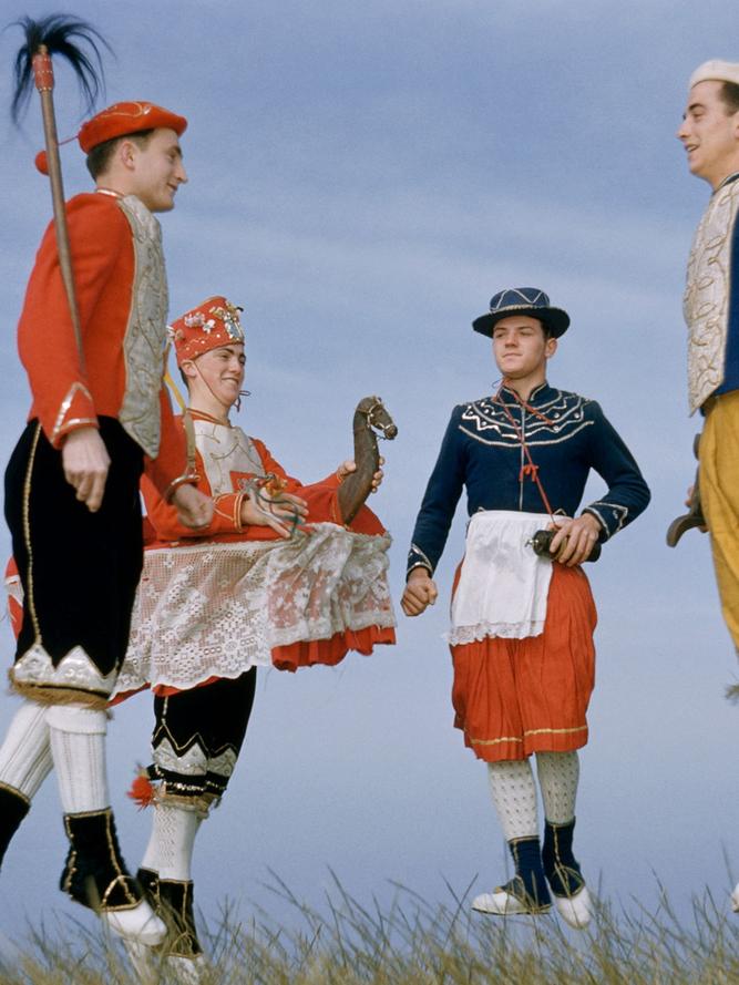 Have you ever wondered why the Basque language, Euskara, stands apart from every other European tongue? Unlike Spanish, French, or Catalan, Euskara doesn't spring from Latin roots. Instead, it’s a linguistic island in a sea of Indo-European languages. This language, whose name was coined only in the early 20th century, had no official name before then. Under Franco's regime, Euskara was banned, transforming it into a symbol of rebellion and cultural survival for the Basques.