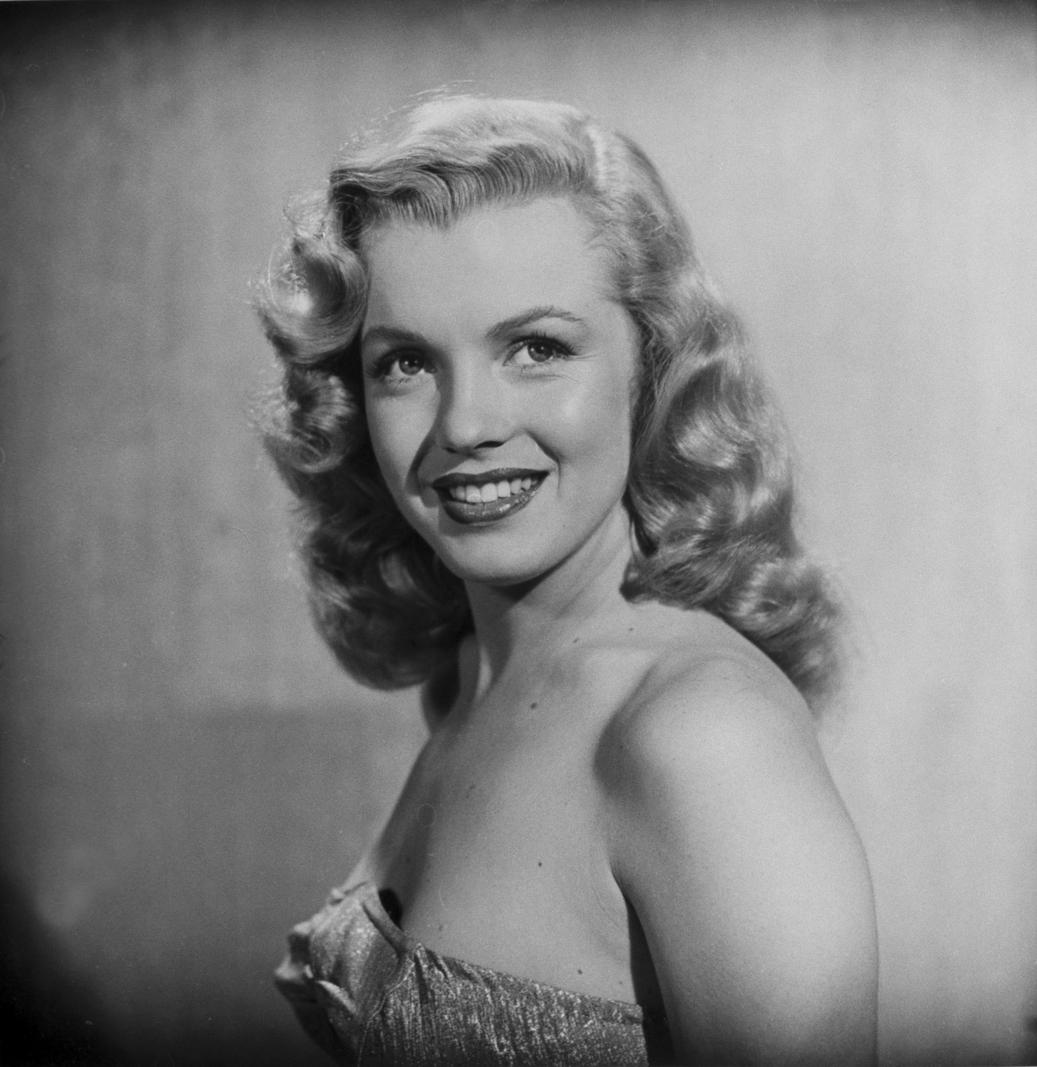 First off, Marilyn and JFK’s documented interactions were strikingly few. They metonly four times, and three of those occasions were public events. Let that sink in. If you’re trying to hide a scandalous affair, meeting mostly in front of crowds isn’t the best strategy. This alone makes a secret romance unlikely.