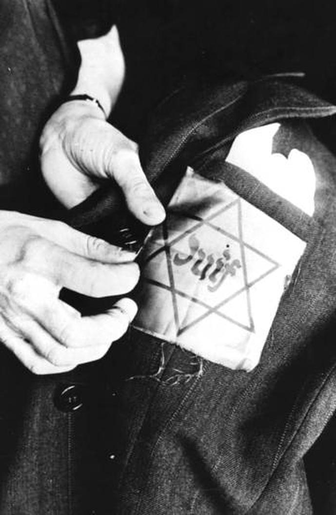 The Verband Nationaldeutscher Juden, founded in 1921 by Max Naumann, a Jewish World War I officer, stood apart from the mainstream Jewish community. This organization was small but vociferous. Their mission? To embracecomplete assimilation. In their eyes, the ideal was not a separate Jewish identity but a singular German one. They wanted to blend in so thoroughly that Jewish culture and ethnicity would effectively vanish – a paradoxical goal driven by intense patriotism for Germany.