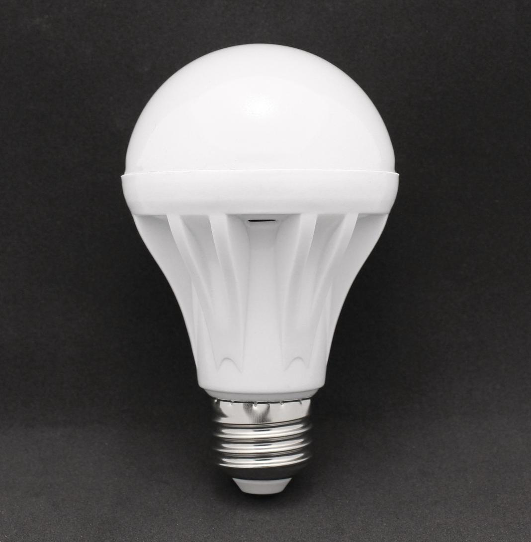 If you picture someone having a good idea, you probably see a bright lightbulb popping up above their head. But where did this icon come from? And was there ever a humble candle flickering above someone’s noggin instead?Let’s untangle this quirky bit of visual culture, tracing the story from early animation to its place in modern cartoons.