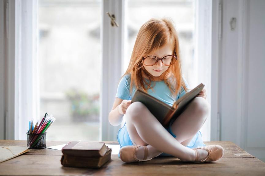 Many history scholars apply selective reading. Academic historians often own many books but read specific chapters pertinent to their research. This targeted approach improves efficiency without sacrificing understanding.