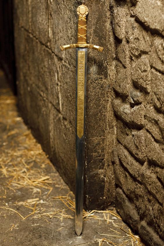 The difference between the two swords is more than just their names. Clarent embodies Arthur’s legal claim to the throne. Excalibur reflects his martial power and divine favor. Their stories converge and diverge across centuries and authors, which can explain the variations and confusions. The key takeaway is that most traditions treat them as separate swords with distinct purposes.