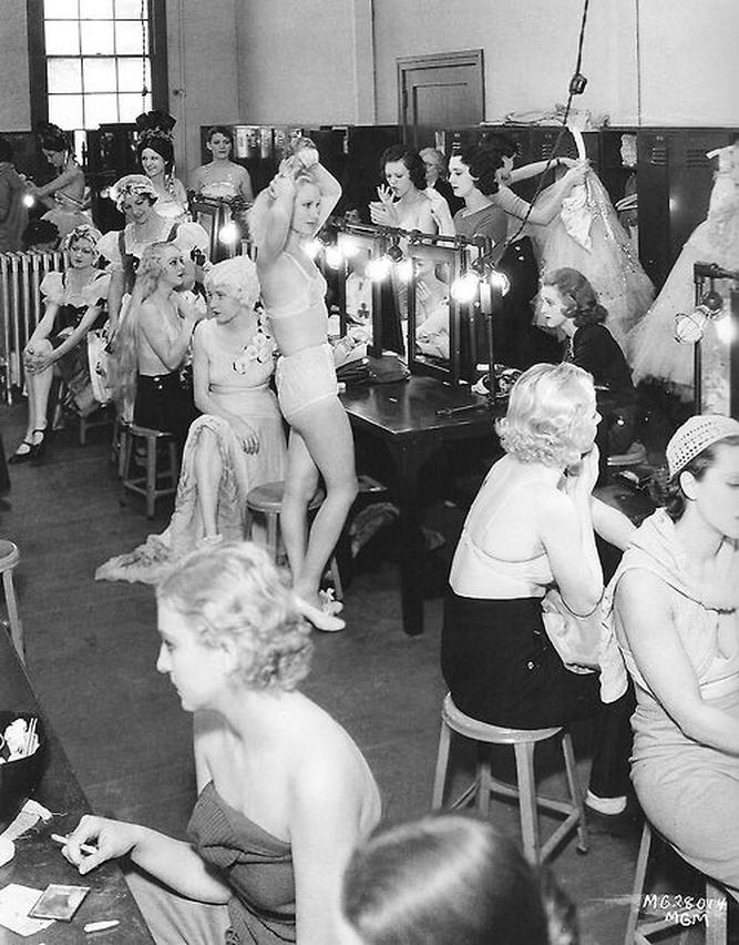 The environment was grim. Managers imposed fines, and dancers frequently had to purchase their own costly costumes and jewelry, plunging many into debt. Many dancers turned to prostitution simply to survive, sometimes pressured by the very men who hired and managed them. This dynamic blurred the line between performer and sex worker, making training not only a matter of perfecting dance but also surviving a harsh, exploitative social reality.
