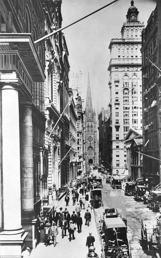 Dining habits reflected ethnic diversity. Middle-class New Yorkers enjoyed a variety of cuisines in restaurants including American, English, French, German, Italian, Jewish, and increasingly Chinese by the century’s end. Typical American dishes did not include foods like pizza or hamburgers yet; they ate pot roast, sausages, roasted poultry, meat pies, and seafood such as oysters. Oysters were especially popular, and oyster houses were common. Street vendors sold peanuts, popcorn, candy, ice cream, soda, waffles, and fruit, providing affordable snacks.